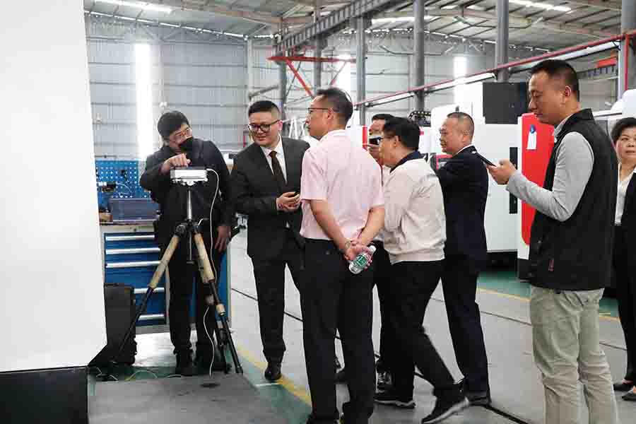 香港鑄造業(yè)總會總理事會成員蒞臨巨高機床指導(dǎo)工作(圖6)